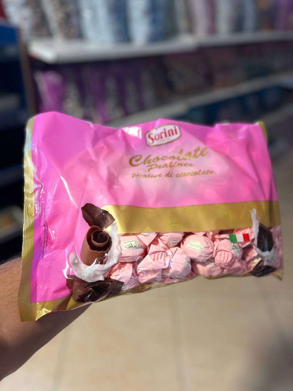 شکلات سورینی ایتالیایی با مغز شکلات شیری با بسته بندی صورتی روشن.یک کیلوگرم– خرید خرده و عمده ویژه فروشگاه‌ها با ارسال سریع به سراسر ایران