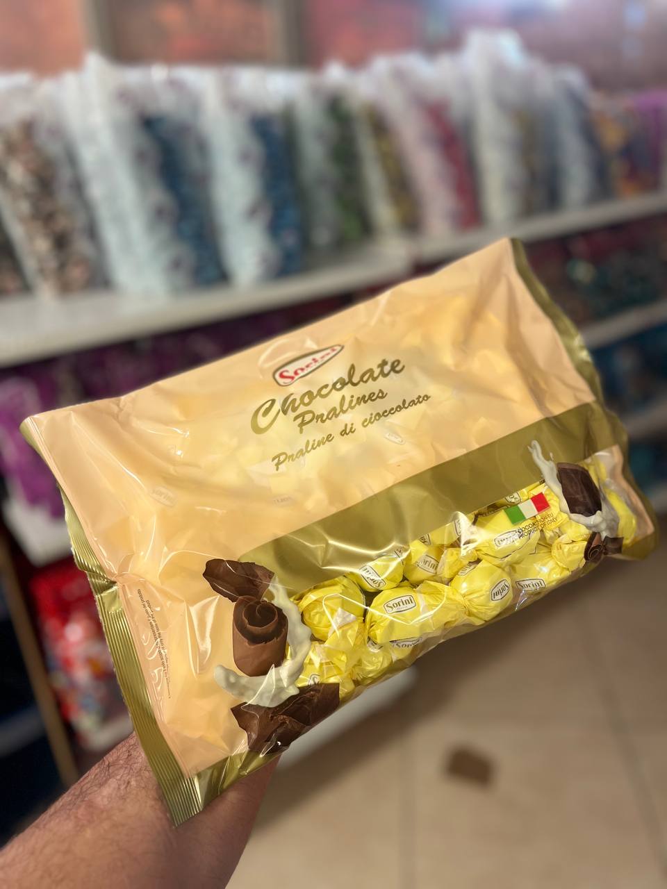 شکلات سورینی ایتالیایی با مغز شکلات شیری با بسته بندی زرد رنگ.یک کیلوگرم– خرید خرده و عمده ویژه فروشگاه‌ها با ارسال سریع به سراسر ایران