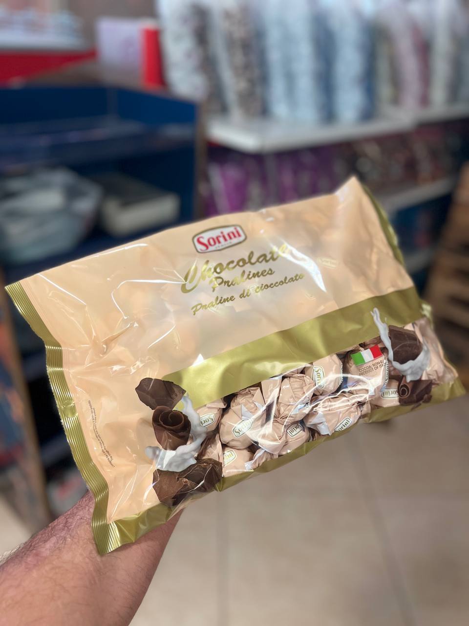 شکلات سورینی ایتالیایی با مغز شکلات شیری با بسته بندی کرم رنگ.یک کیلوگرم– خرید خرده و عمده ویژه فروشگاه‌ها با ارسال سریع به سراسر ایران