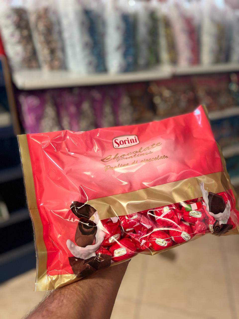 شکلات سورینی ایتالیایی با مغز شکلات شیری با بسته بندی قرمز رنگ.یک کیلوگرم– خرید خرده و عمده ویژه فروشگاه‌ها با ارسال سریع به سراسر ایران