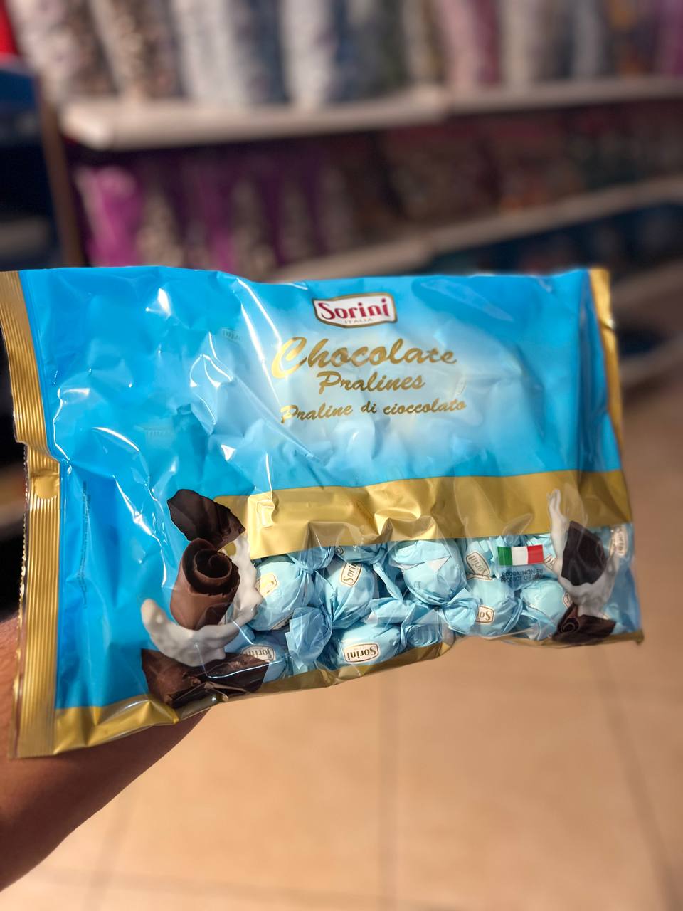 شکلات سورینی ایتالیایی با مغز شکلات شیری با بسته بندی آبی روشن.یک کیلوگرم– خرید خرده و عمده ویژه فروشگاه‌ها با ارسال سریع به سراسر ایران