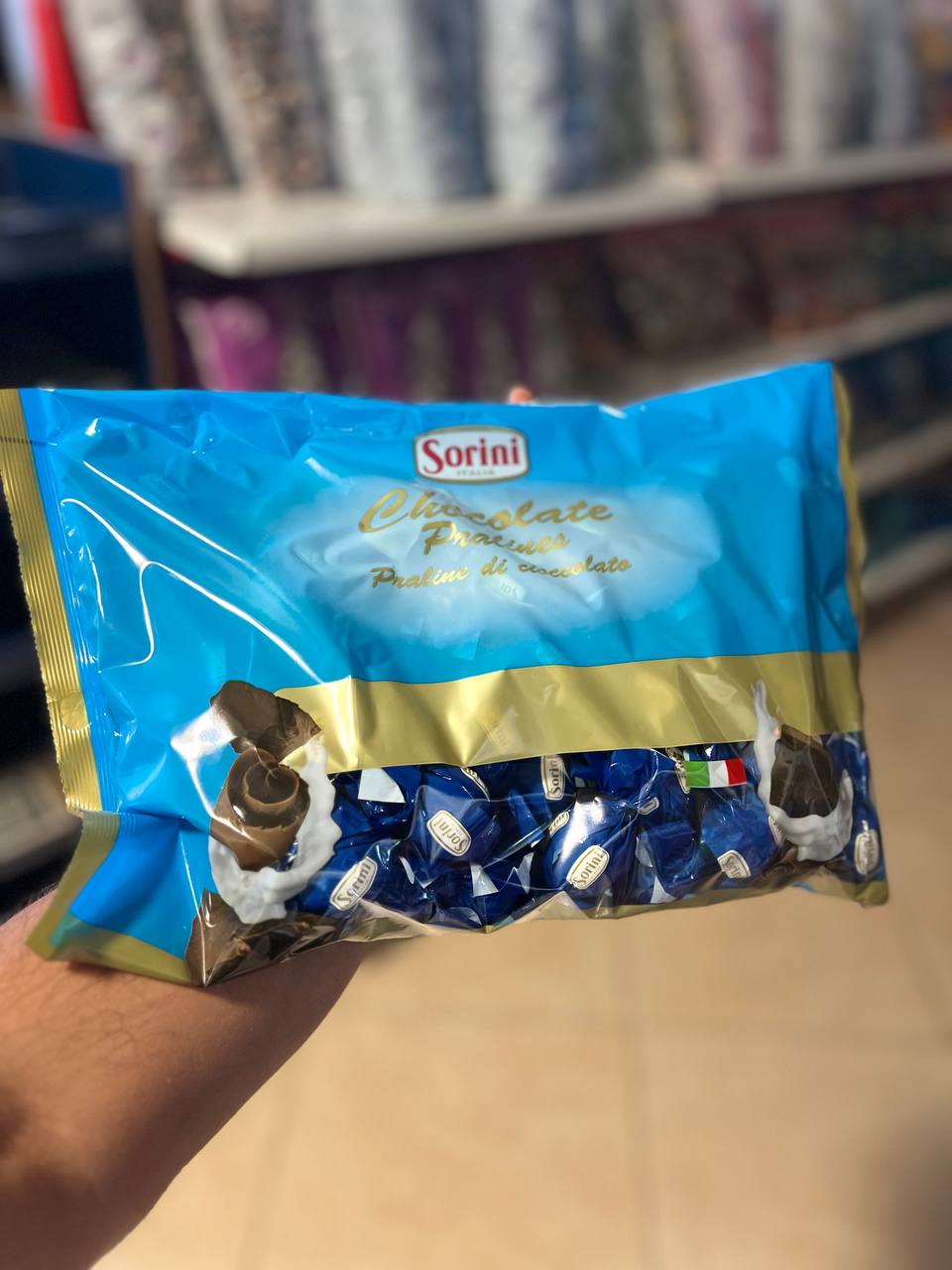 شکلات سورینی ایتالیایی با مغز شکلات شیری با بسته بندی آبی .یک کیلوگرم– خرید خرده و عمده ویژه فروشگاه‌ها با ارسال سریع به سراسر ایران