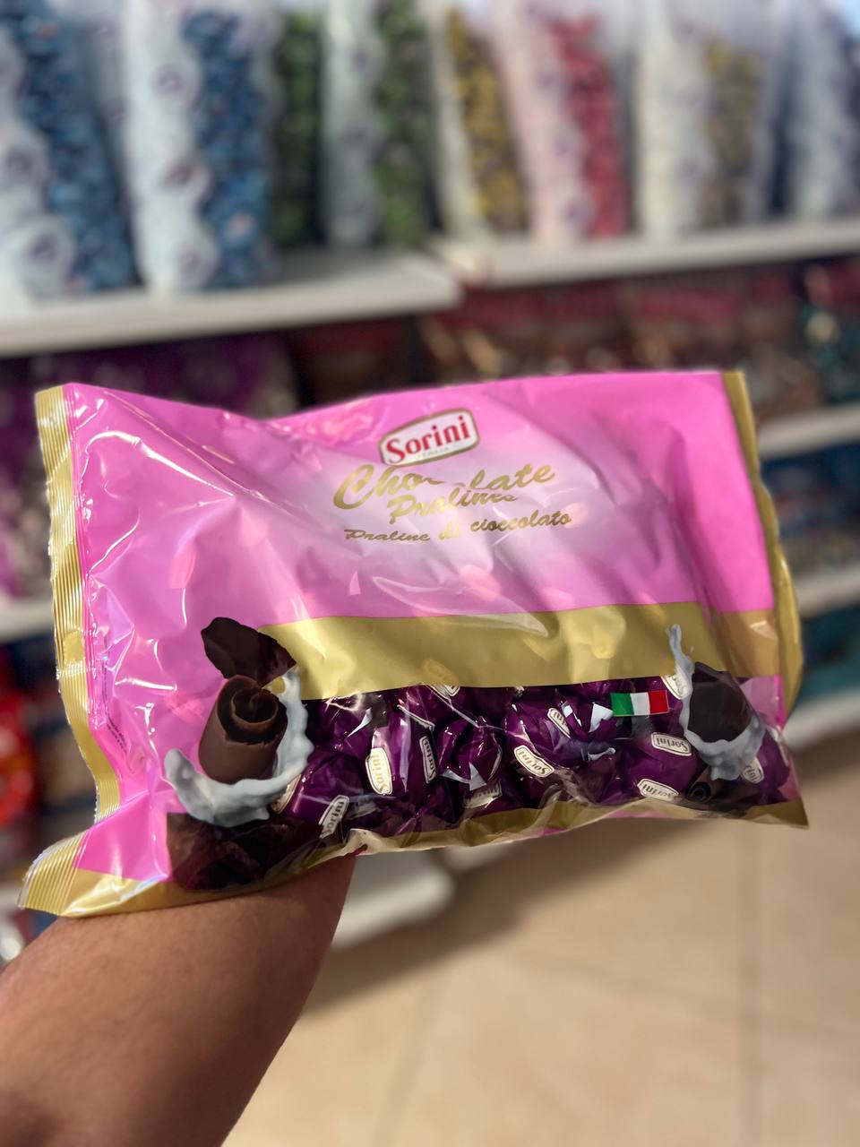 شکلات سورینی ایتالیایی با مغز شکلات شیری با بسته بندی بنفش.یک کیلوگرم– خرید خرده و عمده ویژه فروشگاه‌ها با ارسال سریع به سراسر ایران