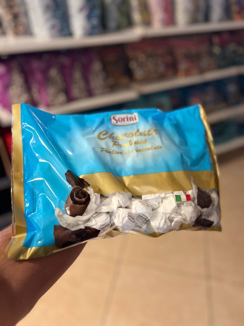 شکلات سورینی ایتالیایی با مغز شکلات شیری با بسته بندی سفید.یک کیلوگرم– خرید خرده و عمده ویژه فروشگاه‌ها با ارسال سریع به سراسر ایران