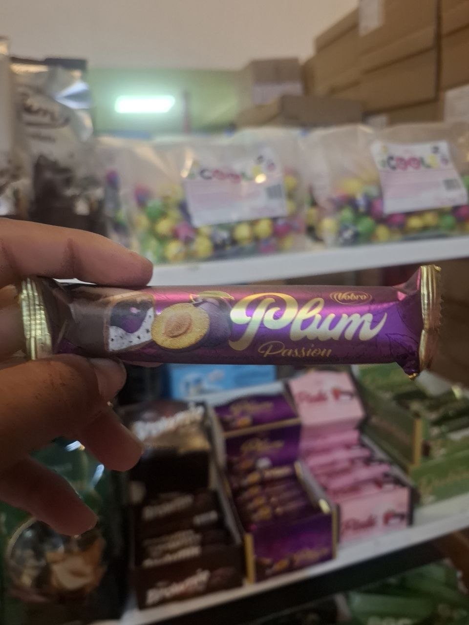 شکلات آلو خشک وبرو لهستان ۳۷/۵گرمی ترکیب شکلات شیری و مغز آلو خشک