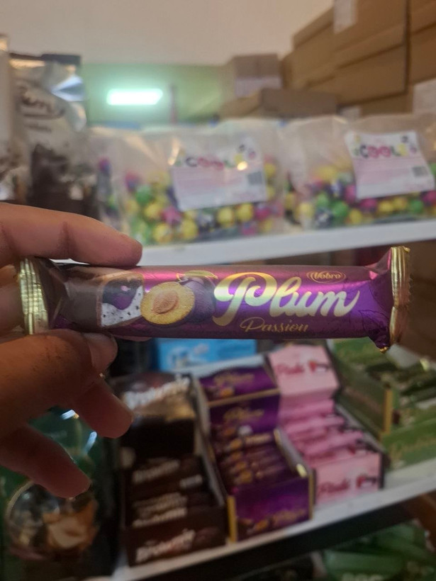 شکلات آلو خشک وبرو لهستان ۳۷/۵گرمی ترکیب شکلات شیری و مغز آلو خشک