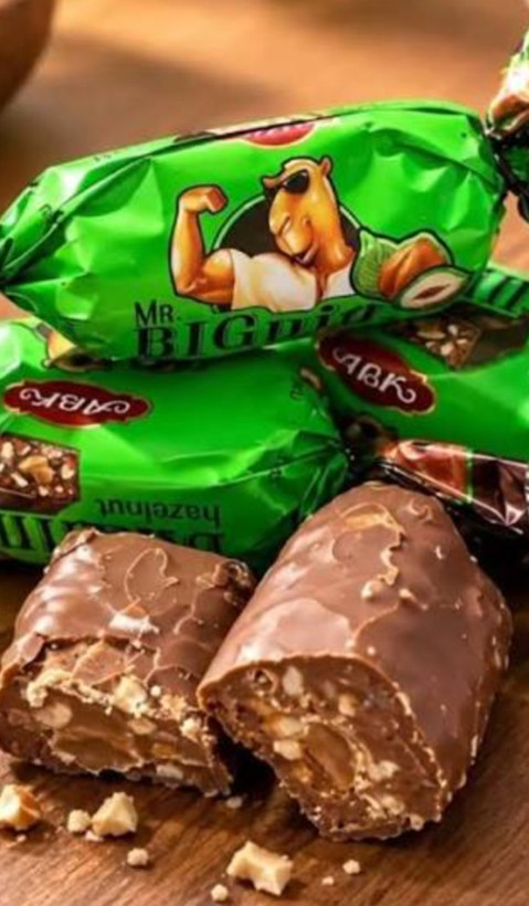 شکلات مستر بیگویینabk با مغز فندق و کارامل